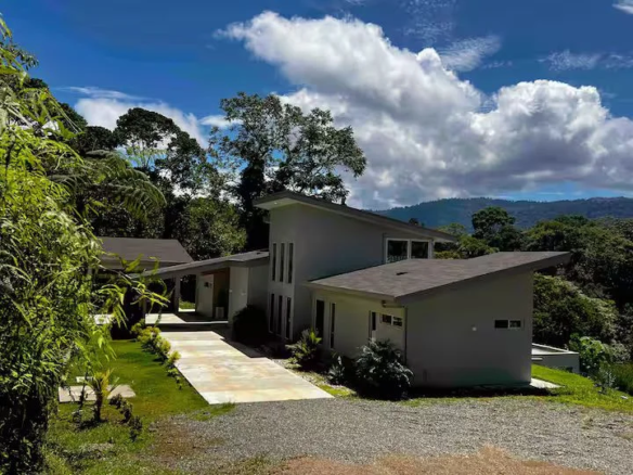 JUnGLe HouSe LarGe PooL close to the BeaChEsUvita Costa Rica