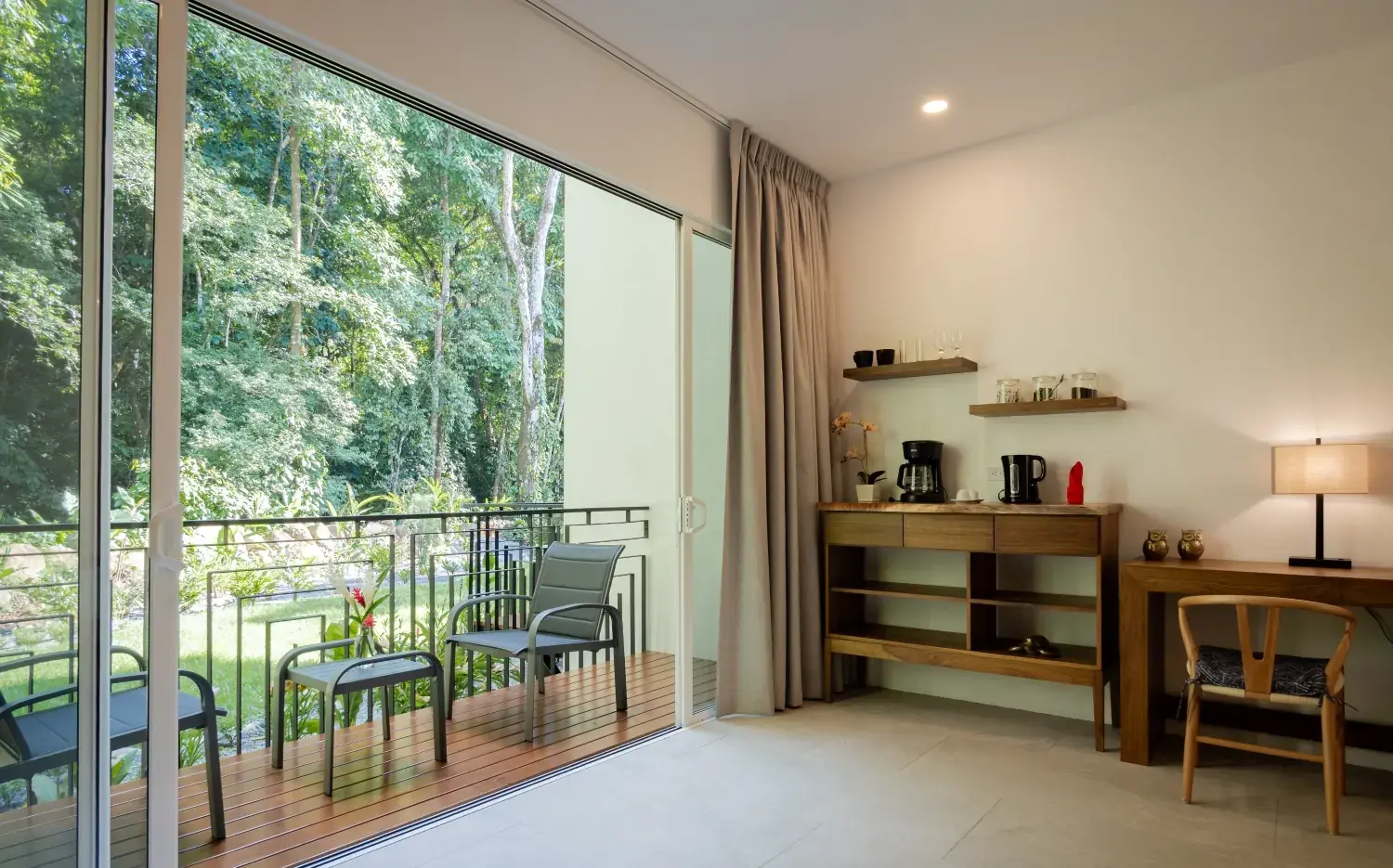 Suite-Naranjas-Modern-Forest-View-Room (1)